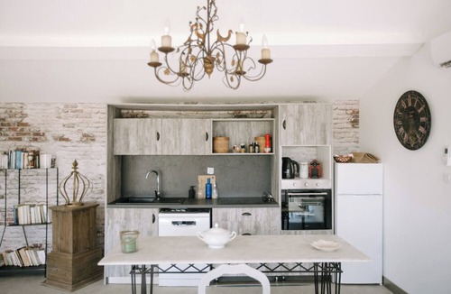 Pernes-les-Fontaines Apartment | The Aviary - Pernes-les-Fontaines