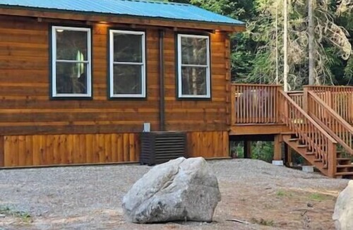 Whippleville Cabin | The Aviator -Tiny Home w/Hot Tub