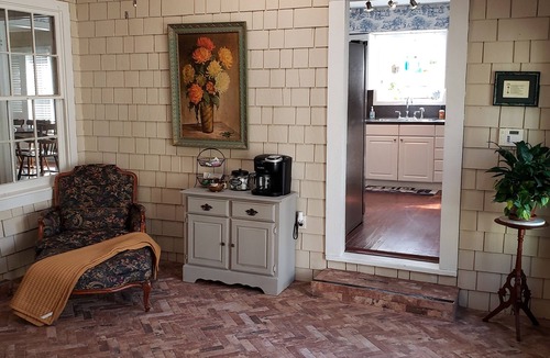 Tyler House | The Azalea Cottage, Bergfeld Park!