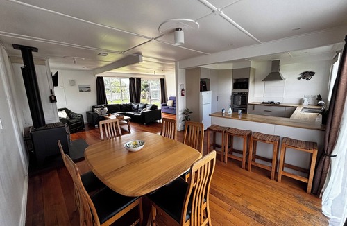 Opunake House | The Bach on Dorset 🌊