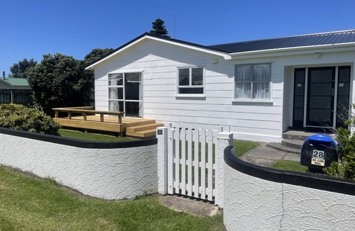 Opunake House | The Bach on Dorset 🌊