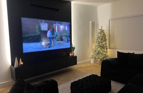 Baglan House | The Baglan Bungalow - Open Plan 85" TV