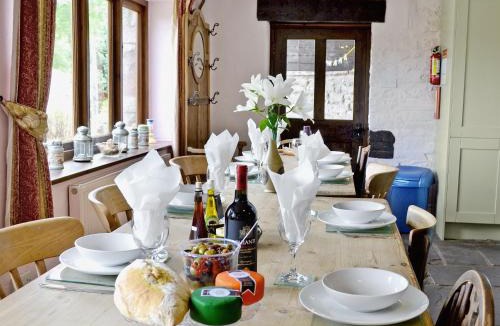 Three Cocks House | The Bailey