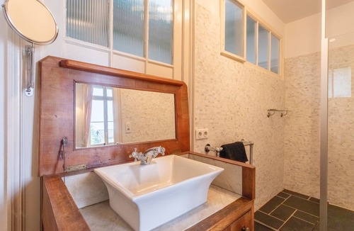 Habas Bed & Breakfast | The “Balcon” Room at Château Habas with Wi-Fi