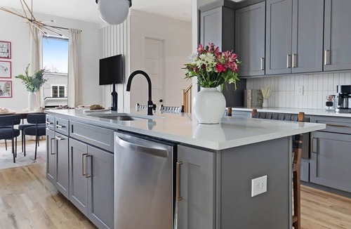 Eighth Avenue House | The Banjo - Huge Rooftop + 1.5 miles to Broadway