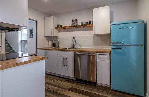 Downtown St. John's House | The Bannerman Park Loft Private Parking King Bed