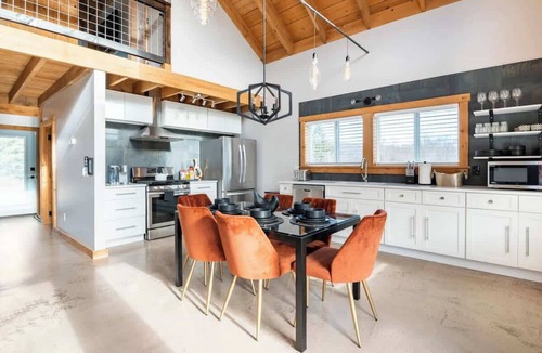 Ithaca House | The Bar(n)- Cozy chalet with hot tub and campfire
