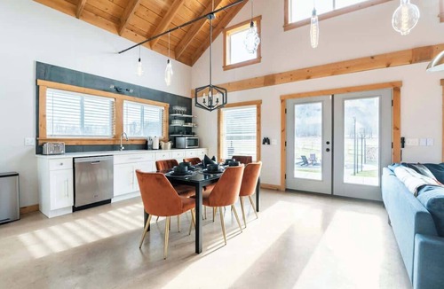 Ithaca House | The Bar(n)- Cozy chalet with hot tub and campfire