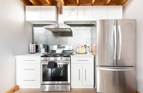 Ithaca House | The Bar(n)- Cozy chalet with hot tub and campfire