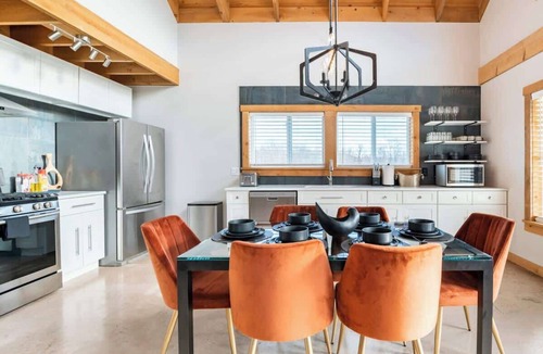 Ithaca House | The Bar(n)- Cozy chalet with hot tub and campfire