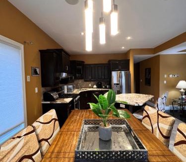Stratford House | The Bards Roost - 3BR King Ensuite Family Friendly