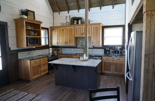 Jasper County House | The Barn at Reed | Hot Tub + Horse Friendly