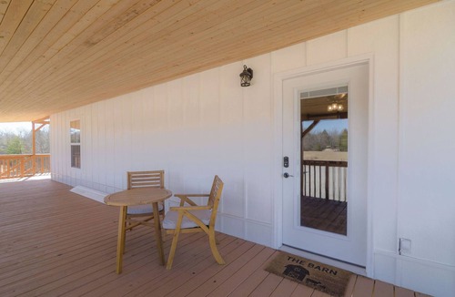 Whitley City Apartment | The Barn: Cozy Luxury Room with Jacuzzi & Countryside Views