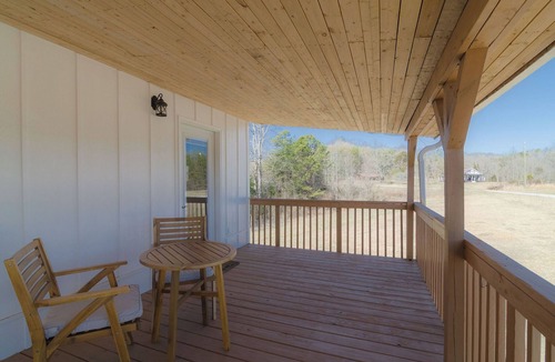 Whitley City Apartment | The Barn: Cozy Luxury Room with Jacuzzi & Countryside Views