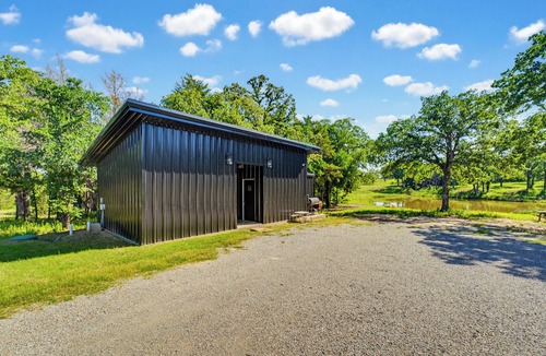 Alvord Cabin | The Barn Owl | Cozy Treehouse + Pickleball Court