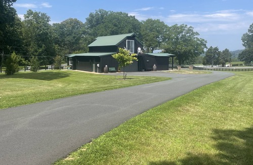 Charlottesville House | The Barn studios with a view near Monticello and wineries!