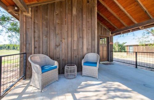Elm Mott Ski Chalet | The Barn Swallow Cabin 15MIN to Magnolia Baylor