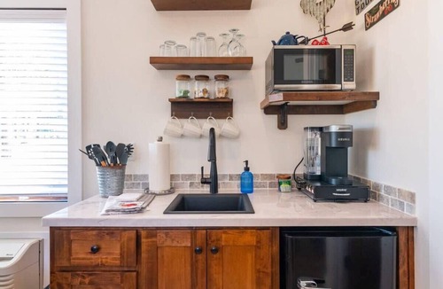 Elm Mott Ski Chalet | The Barn Swallow Cabin 15MIN to Magnolia & Baylor