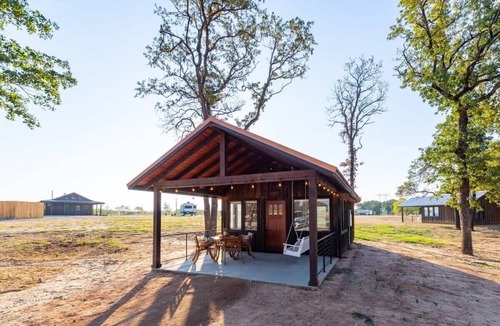Elm Mott Ski Chalet | The Barn Swallow Cabin 15MIN to Magnolia & Baylor