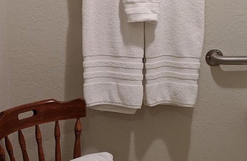 Humansville Hotel | The BarnwooD Inn