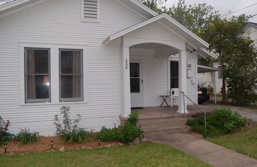 Shiner House | The Barta bungalow in Shiner