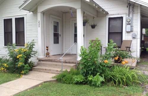 Shiner House | The Barta bungalow in Shiner