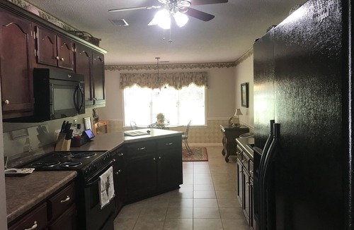 Oakland House | “The Bartholomew” 3 Bed 2 Bath King Suite with Jacuzzi Tub.