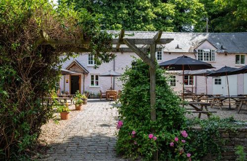 North Cerney Hotel | The Bathurst Arms