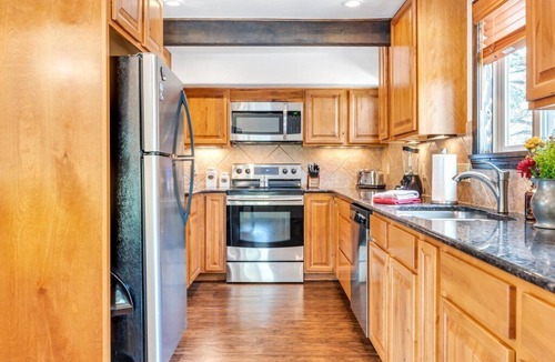 Highland Lakes House | The Bavarian Cottage - Hot Tub and Fire Pit
