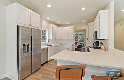Williams Bay House | The Bay Constellation -Walk to Yerkes |Firepit |Pool Table|New Construction