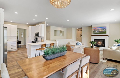 Williams Bay House | The Bay Constellation -Walk to Yerkes |Firepit |Pool Table|New Construction