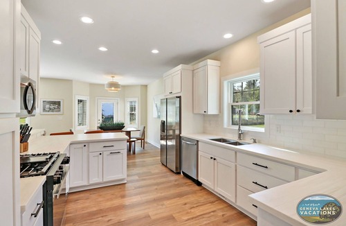 Williams Bay House | The Bay Constellation -Walk to Yerkes |Firepit |Pool Table|New Construction
