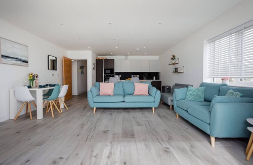 Sandown Apartment | The Bay