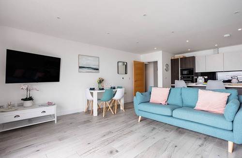 Sandown Apartment | The Bay