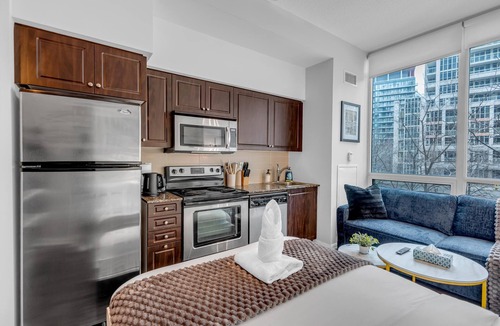 Fort York Hotel | The Bayview - Downtown Toronto