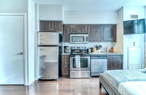 Fort York Hotel | The Bayview - Downtown Toronto