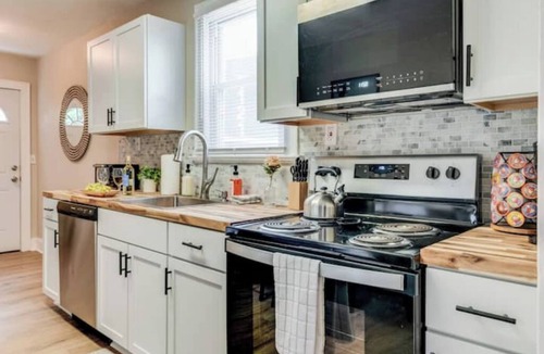 Bayview House | The Bayview Retreat 2BR Walk to the Beach!nn