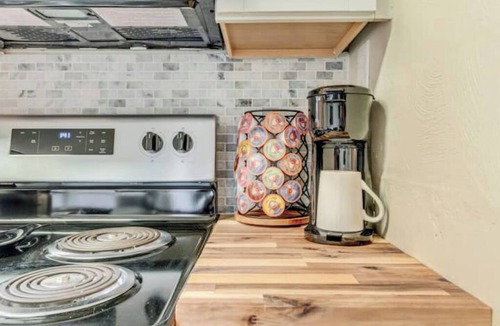 Bayview House | The Bayview Retreat 2BR Walk to the Beach!nn