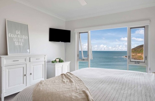 Macmasters Beach House | "The Beach Hive" - Absolute Beachfront