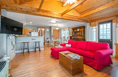 Crystal Beach Cottage | The Beach House - Bay Beach Beachfront