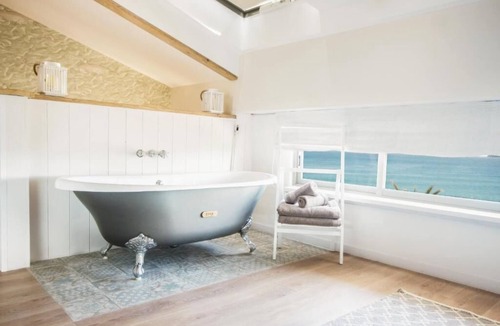 Aduanas Hotel | The Beach House - Studios & Suites