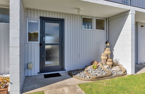 One Tree Point Apartment | The Beach Hut - Waterfront Studio at Harbour Lights