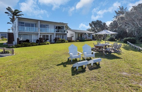 One Tree Point Apartment | The Beach Hut - Waterfront Studio at Harbour Lights