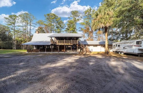 Edgar Apartment | The Beach Room