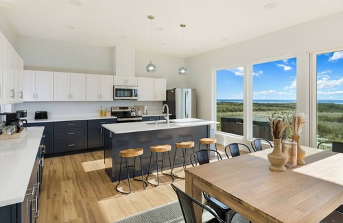 Westport House | The Beachcomber - Oceanfront Getaway!