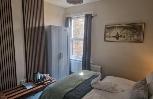 Earlsfield House | The Bean Apartment - double bedroom with private bathroom