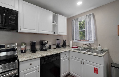 Downtown Branson Cottage | The Bear Den: Rehabbed Home Near the Branson Landing