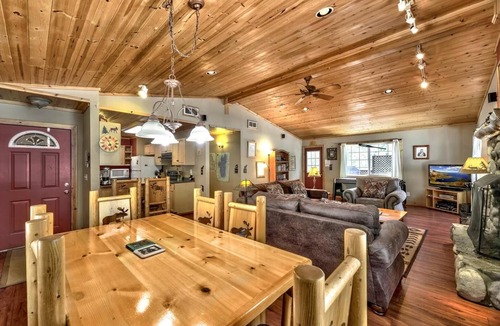 North Upper Truckee House | The Bear's Den 1965np 3 Bedroom Cabin by RedAwning