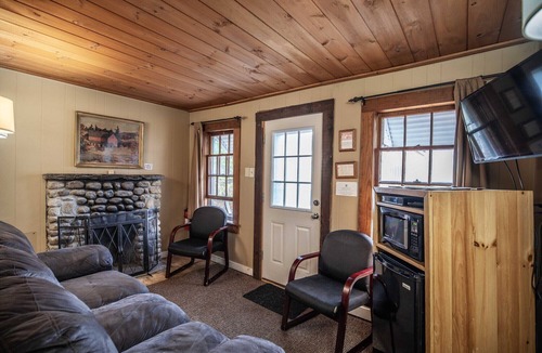 Lincoln Cabin | The Bear's Den: Rustic Escape | PemiCabins