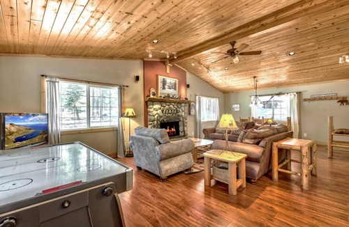 North Upper Truckee Cabin | The Bear's Den Single Story Tahoe Cabin With 3 Bedrooms, 2 Baths, Hot Tub